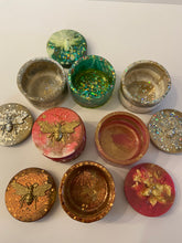 Load image into Gallery viewer, Resin &quot;Bee&quot; Containers
