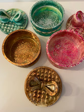 Load image into Gallery viewer, Resin Bow Containers
