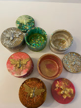 Load image into Gallery viewer, Resin &quot;Bee&quot; Containers
