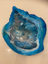 Load image into Gallery viewer, Resin Shell Dish
