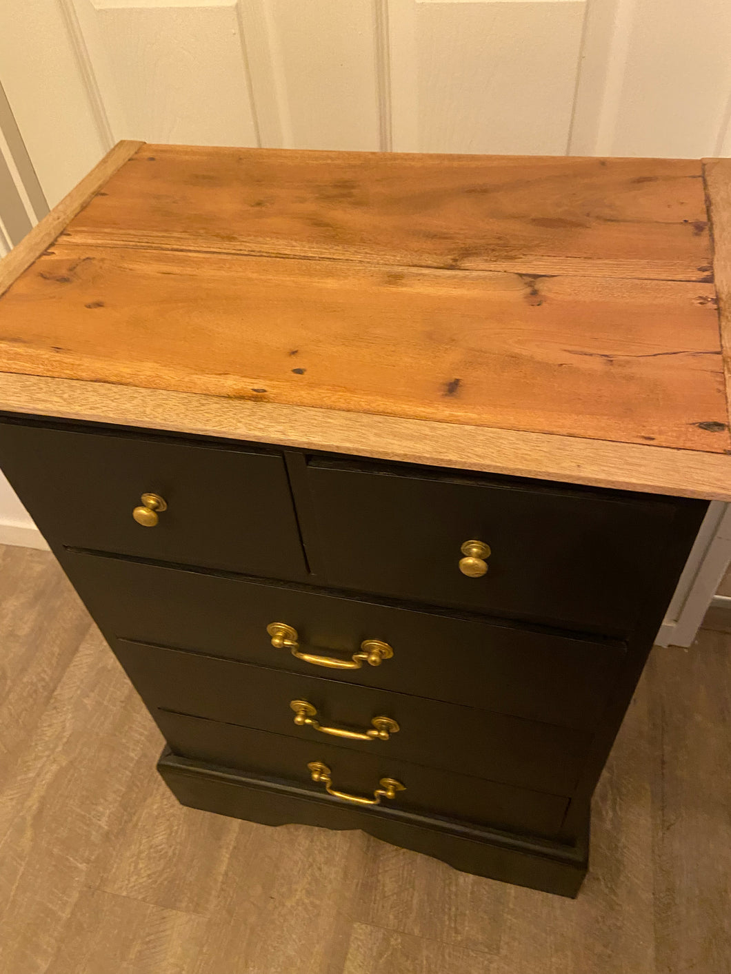 Cabinet/Chest of Drawers